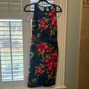 EN FOCUS COLUMN FLORAL DRESS